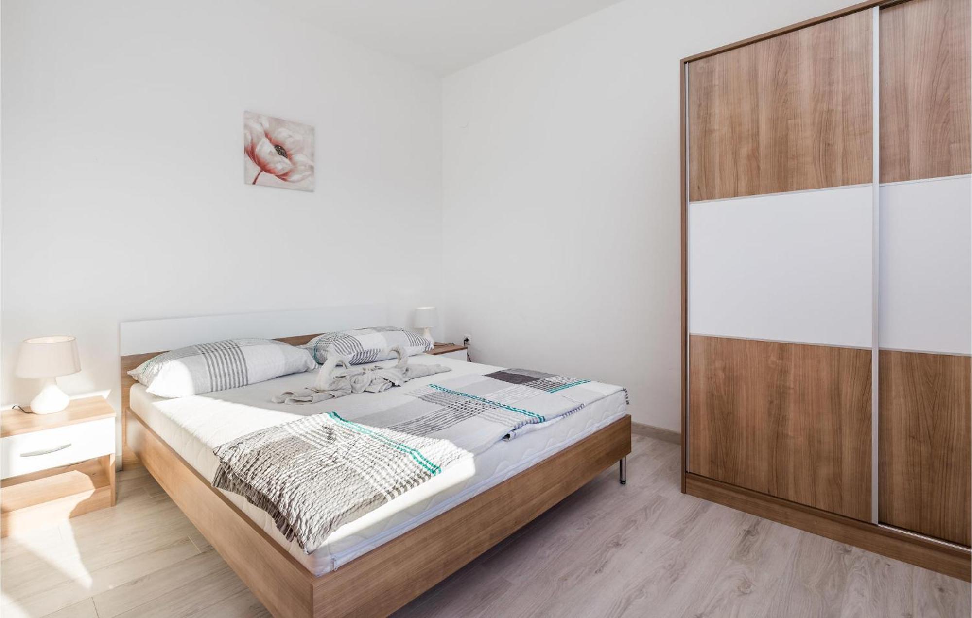 Pet Friendly Apartment In Kampor With Kitchen Exteriör bild