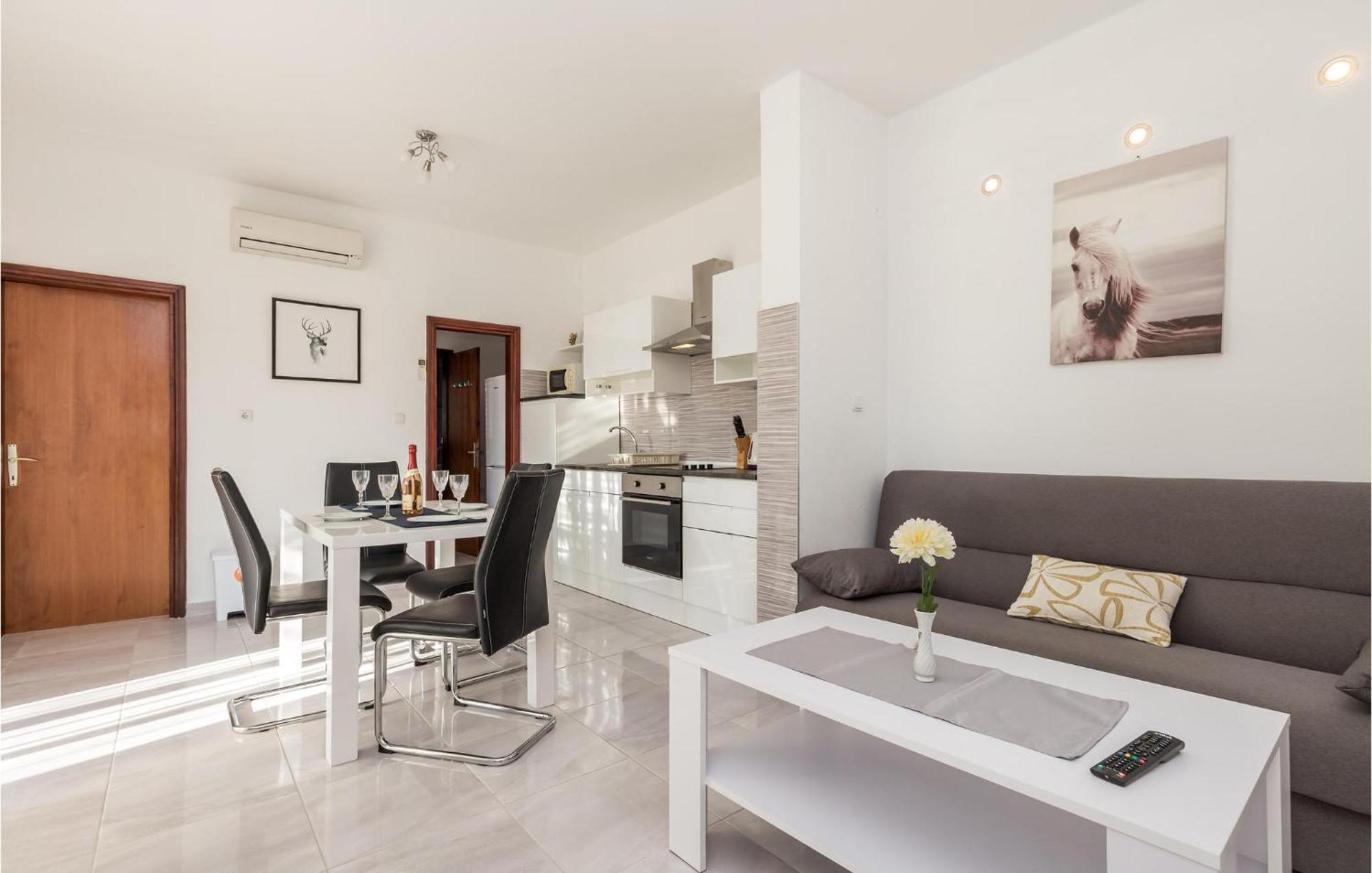 Pet Friendly Apartment In Kampor With Kitchen Exteriör bild